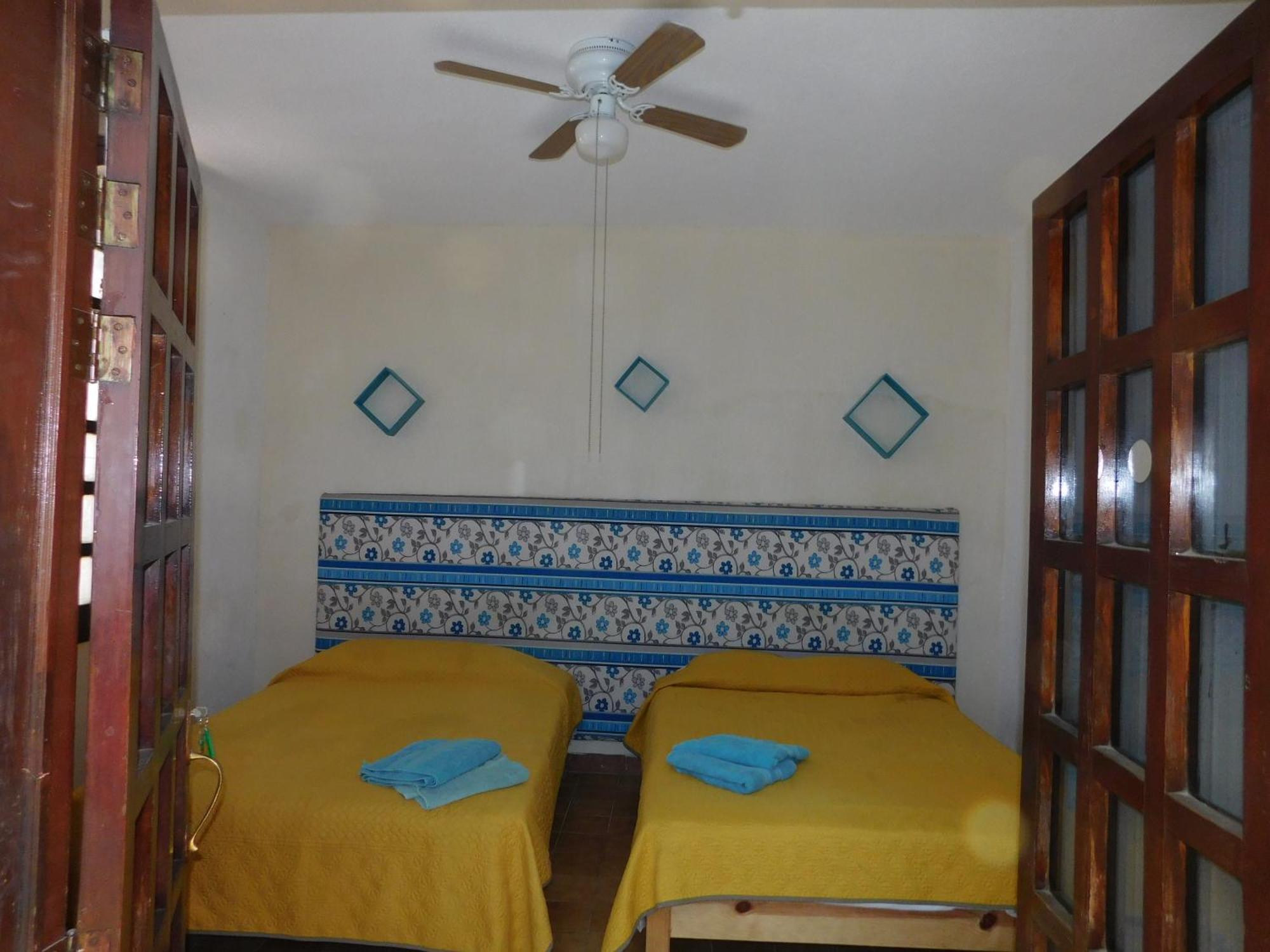 Casona Luciernaga-Casa De Huespedes Guest House Leon Exterior photo
